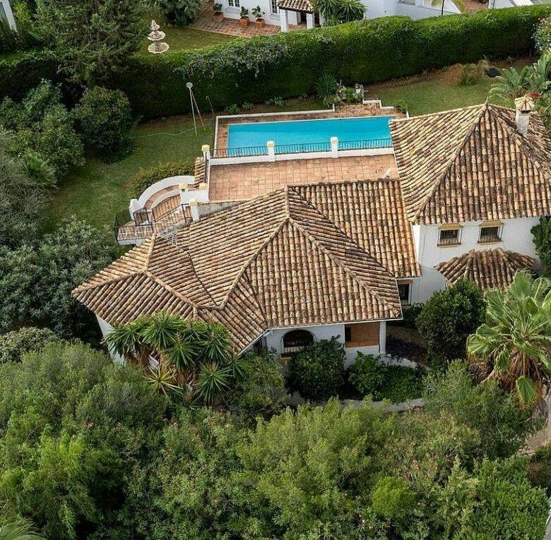 Sea view villa with renovation potential Rocio de Nagueles Golden Mile Marbella