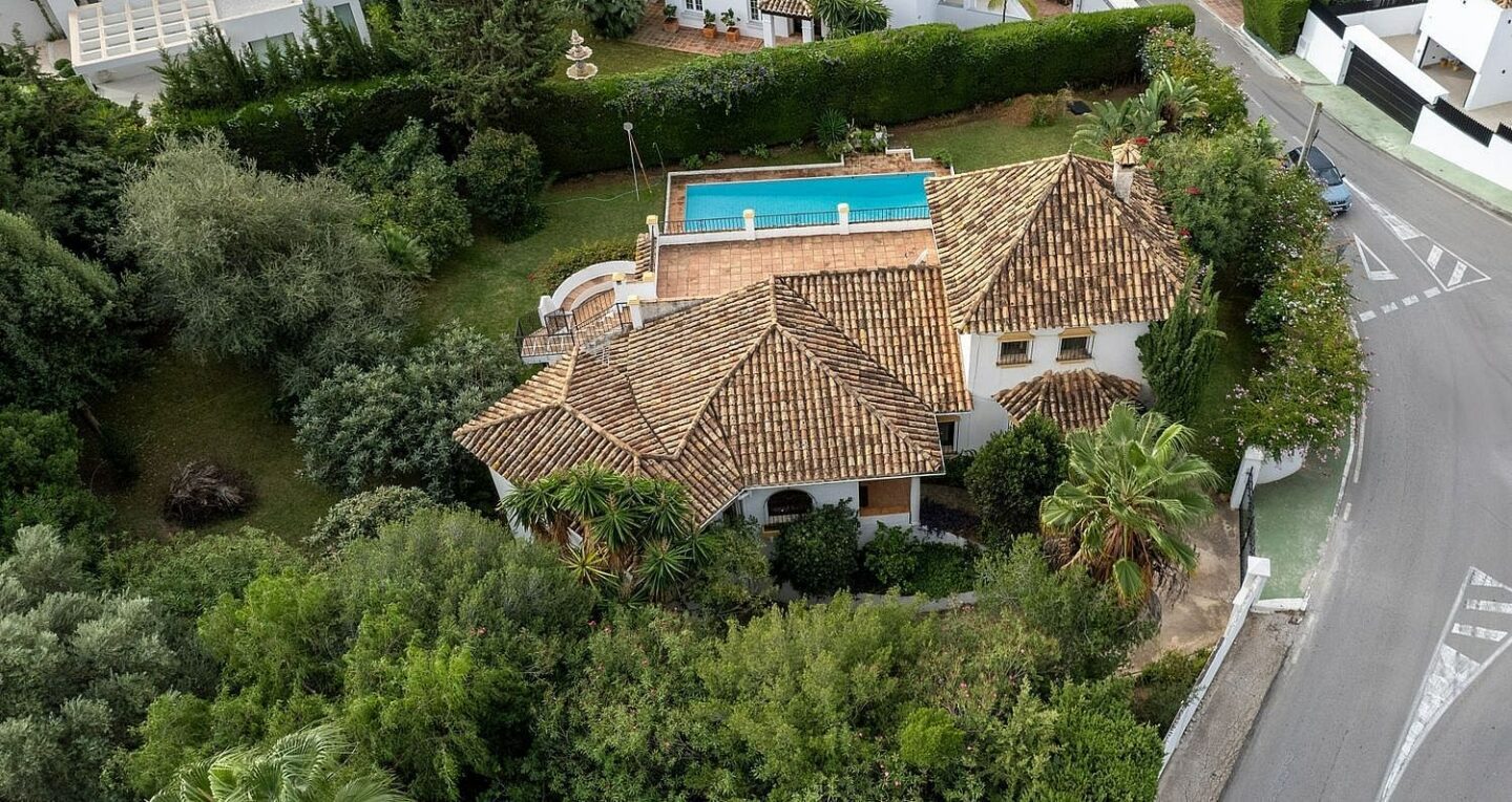 Sea view villa with renovation potential Rocio de Nagueles Golden Mile Marbella
