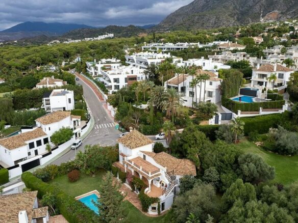 Sea view villa with renovation potential Rocio de Nagueles Golden Mile Marbella