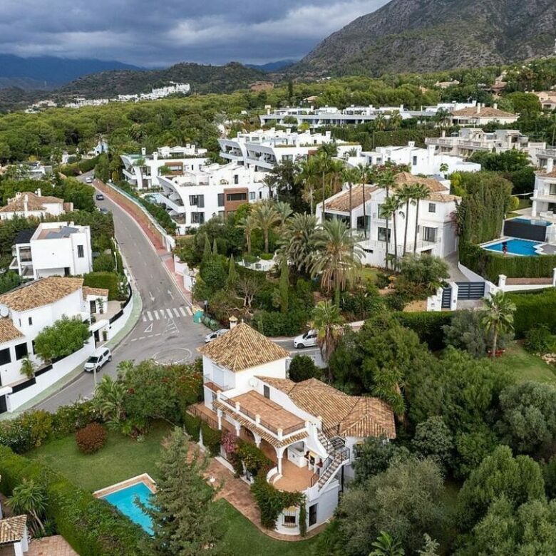 Sea view villa with renovation potential Rocio de Nagueles Golden Mile Marbella