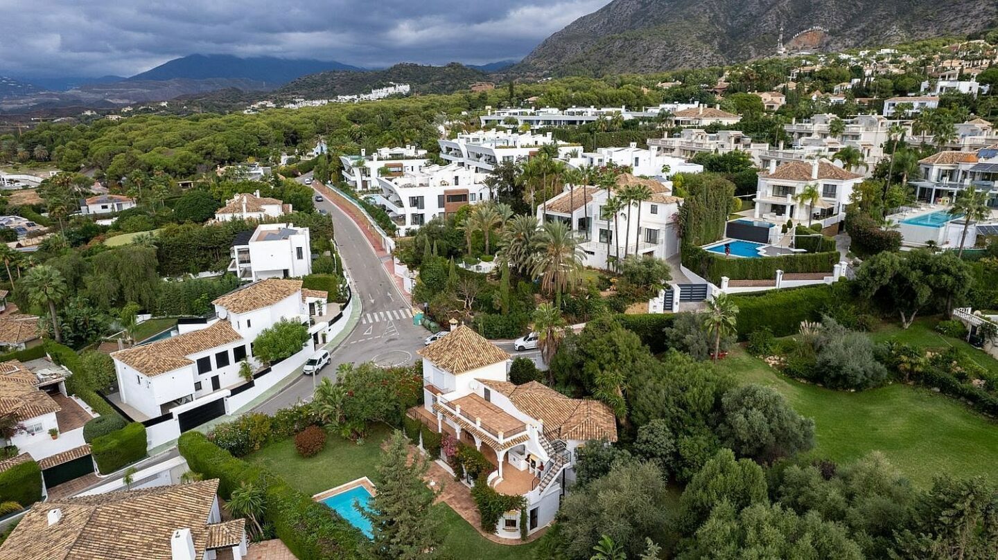 Sea view villa with renovation potential Rocio de Nagueles Golden Mile Marbella