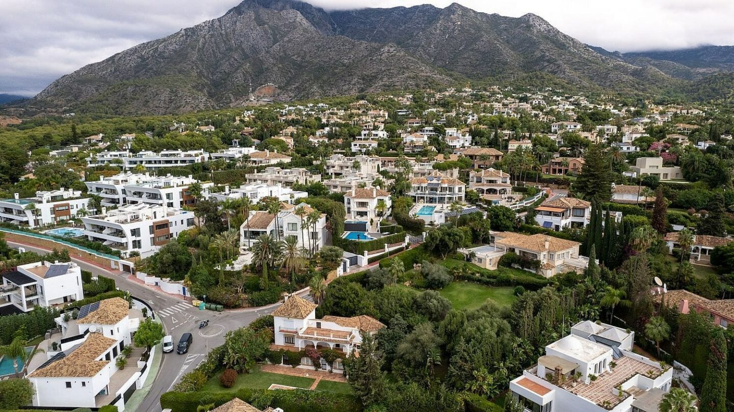 Sea view villa with renovation potential Rocio de Nagueles Golden Mile Marbella