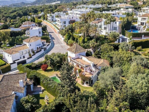 Sea view villa with renovation potential Rocio de Nagueles Golden Mile Marbella