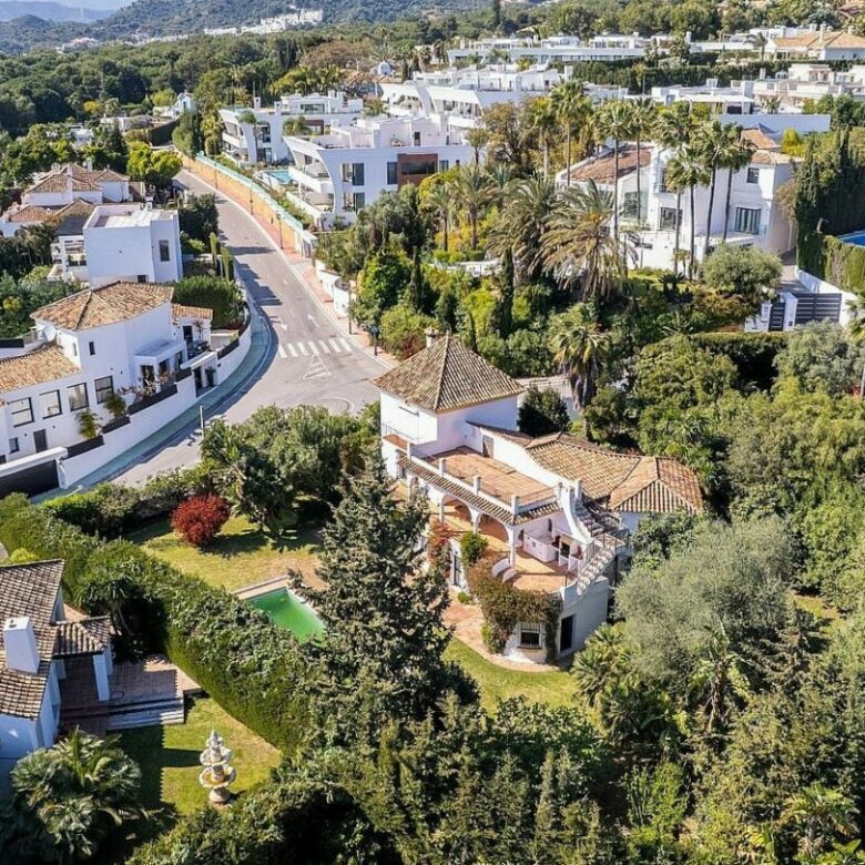 Sea view villa with renovation potential Rocio de Nagueles Golden Mile Marbella