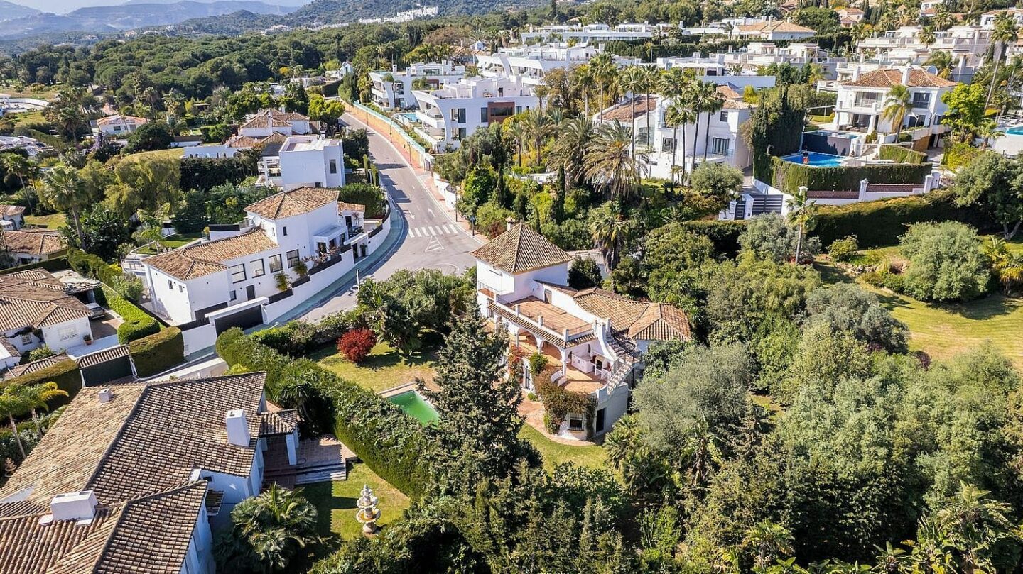 Sea view villa with renovation potential Rocio de Nagueles Golden Mile Marbella