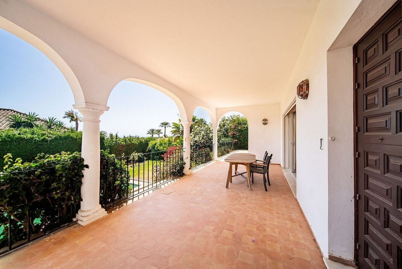 Sea view villa with renovation potential Rocio de Nagueles Golden Mile Marbella