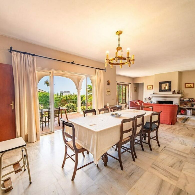 Sea view villa with renovation potential Rocio de Nagueles Golden Mile Marbella