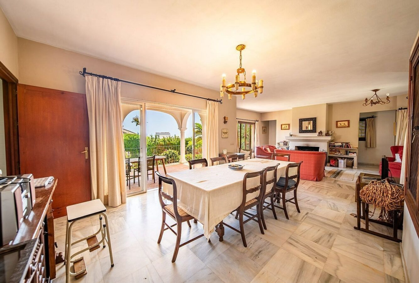 Sea view villa with renovation potential Rocio de Nagueles Golden Mile Marbella