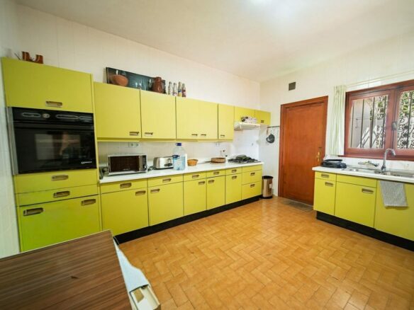 Sea view villa with renovation potential Rocio de Nagueles Golden Mile Marbella