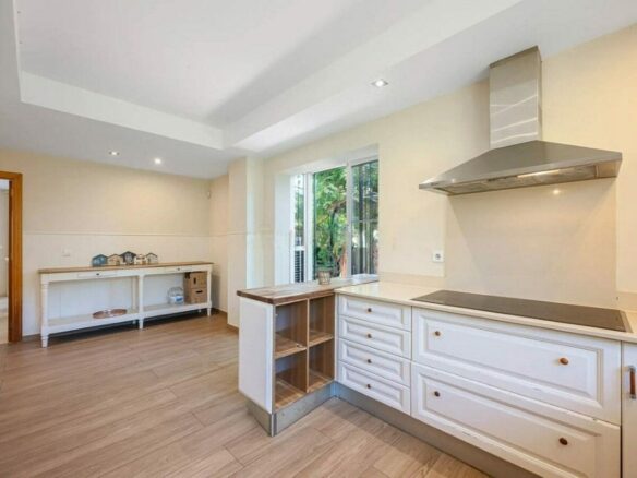 Seven bedroom golf villa with pool and mountain views Guadalmina Alta San Pedro