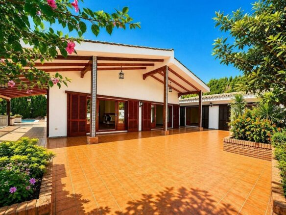 Single-level villa with pool to renovate in Rio Real, Marbella East