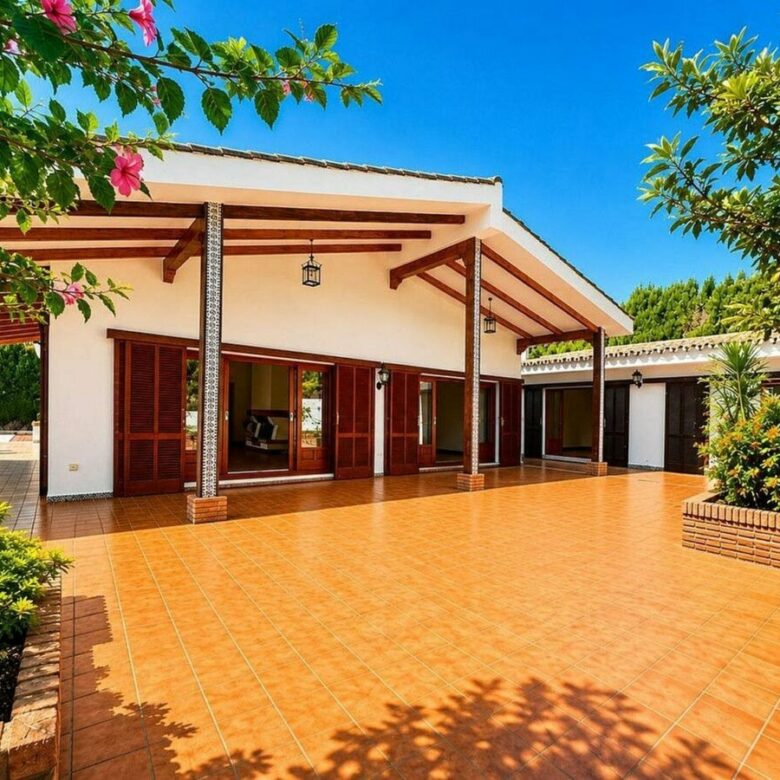Single-level villa with pool to renovate in Rio Real, Marbella East