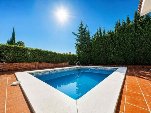 Single-level villa with pool to renovate in Rio Real, Marbella East
