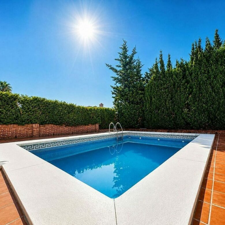 FOR SALE 🏡 Single-Level Villa to Renovate near the Beach – Río Real, Marbella 🇪🇸