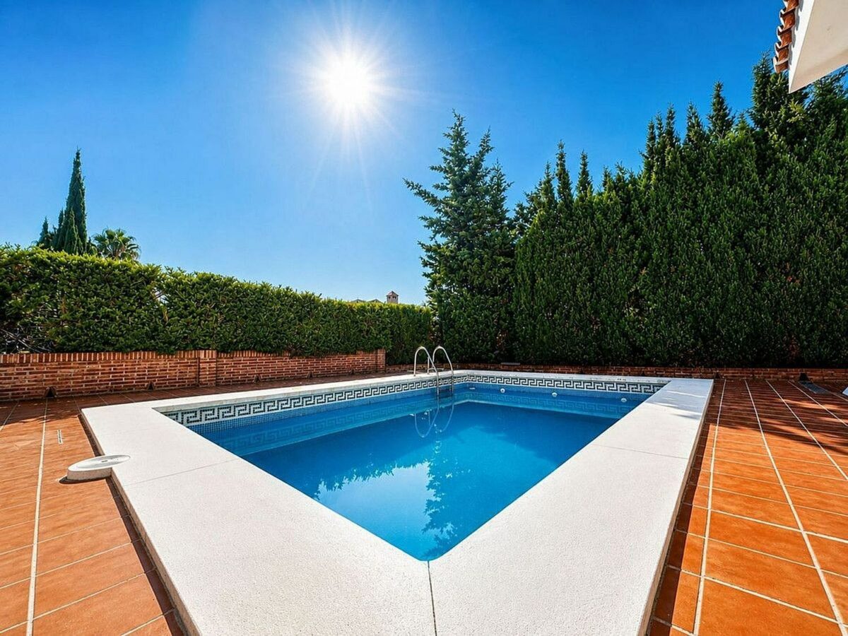 Single-level villa with pool to renovate in Rio Real, Marbella East