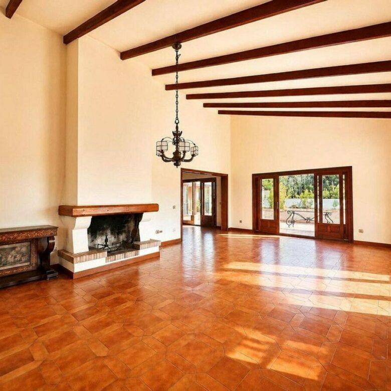 Single-level villa with pool to renovate in Rio Real, Marbella East