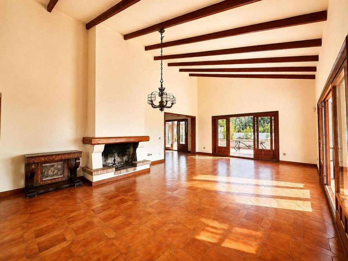 Single-level villa with pool to renovate in Rio Real, Marbella East