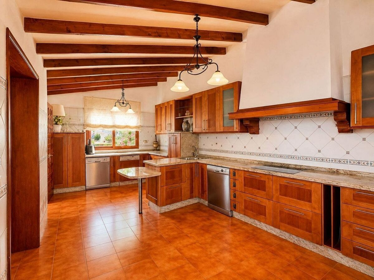 Single-level villa with pool to renovate in Rio Real, Marbella East