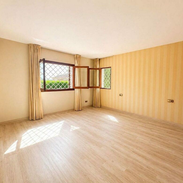 Single-level villa with pool to renovate in Rio Real, Marbella East