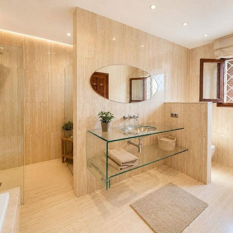 Single-level villa with pool to renovate in Rio Real, Marbella East