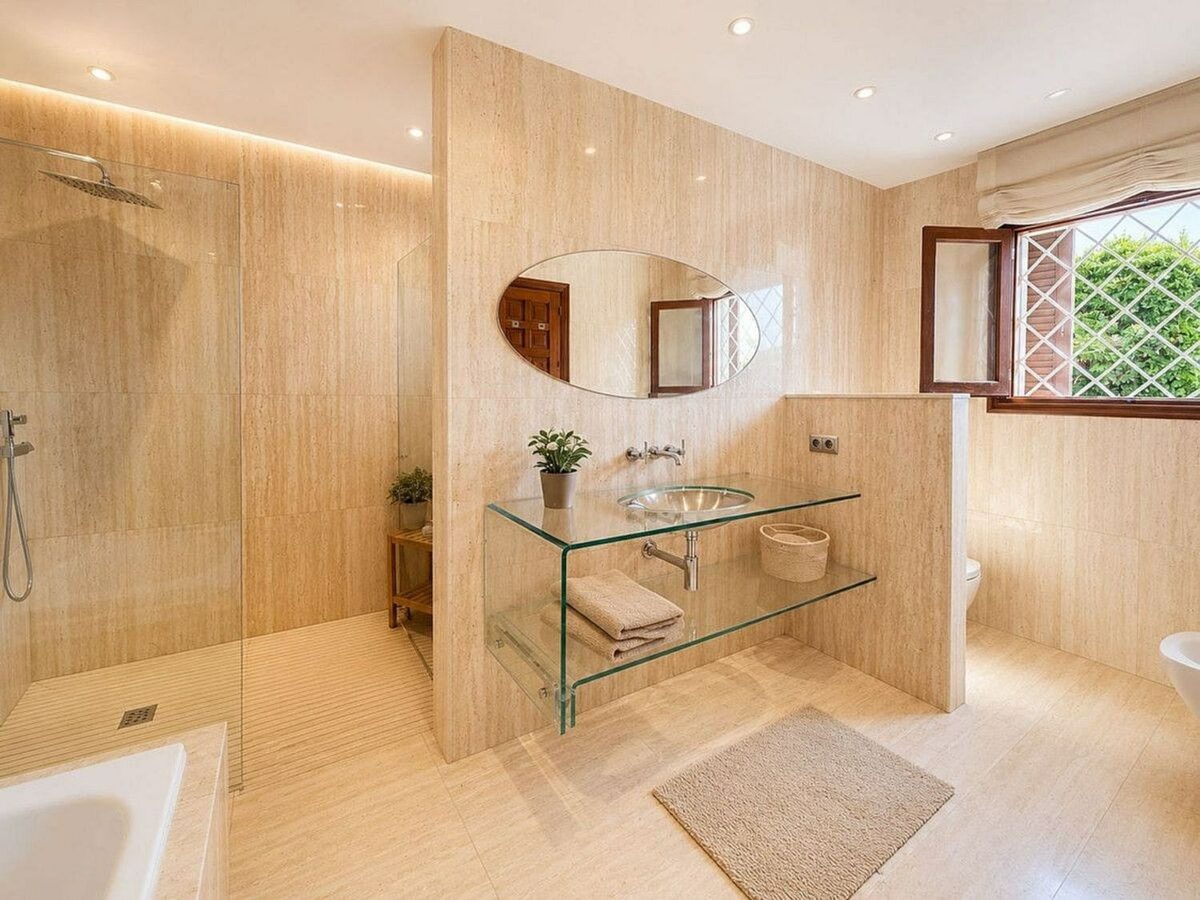Single-level villa with pool to renovate in Rio Real, Marbella East