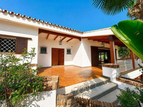 Single-level villa with pool to renovate in Rio Real, Marbella East