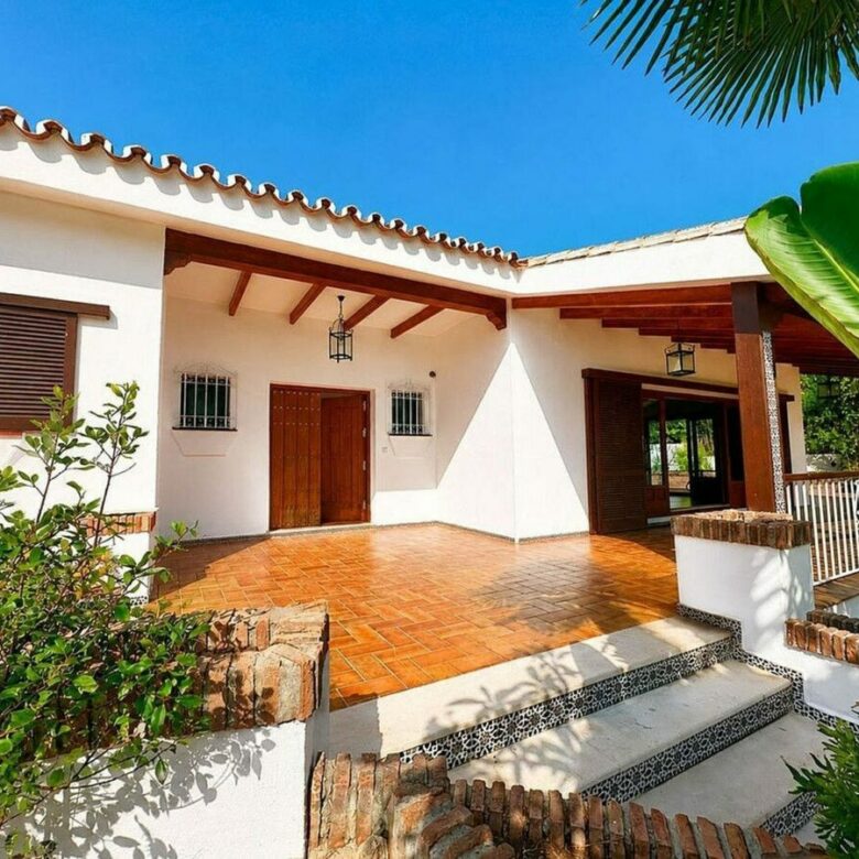 Single-level villa with pool to renovate in Rio Real, Marbella East