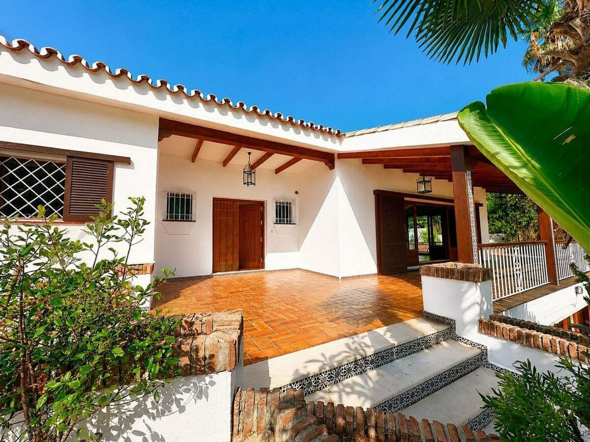 Single-level villa with pool to renovate in Rio Real, Marbella East