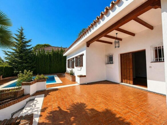 Single-level villa with pool to renovate in Rio Real, Marbella East