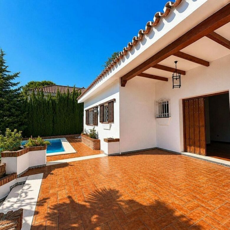Single-level villa with pool to renovate in Rio Real, Marbella East