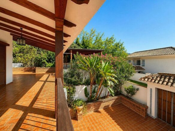 Single-level villa with pool to renovate in Rio Real, Marbella East