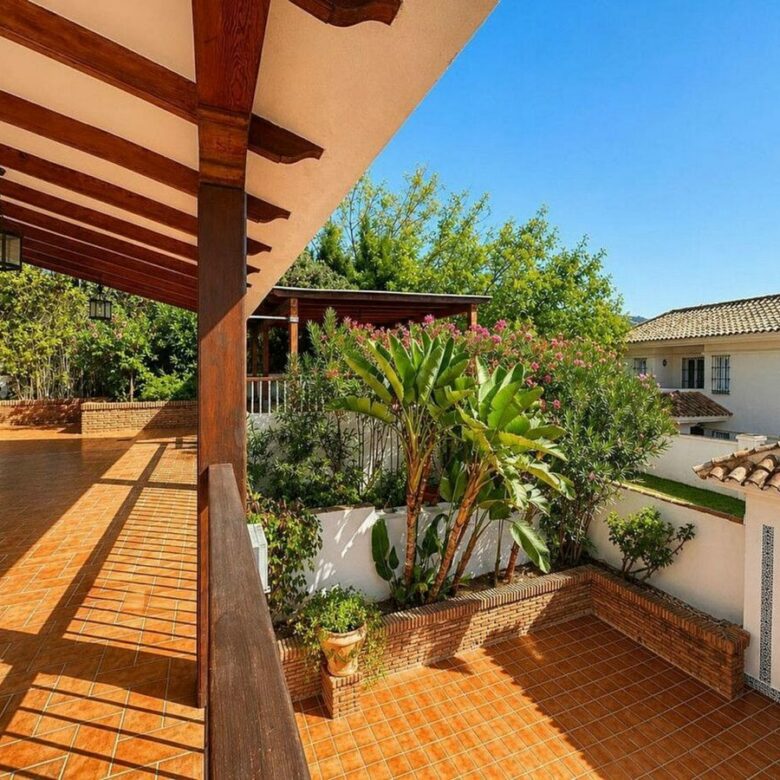 Single-level villa with pool to renovate in Rio Real, Marbella East