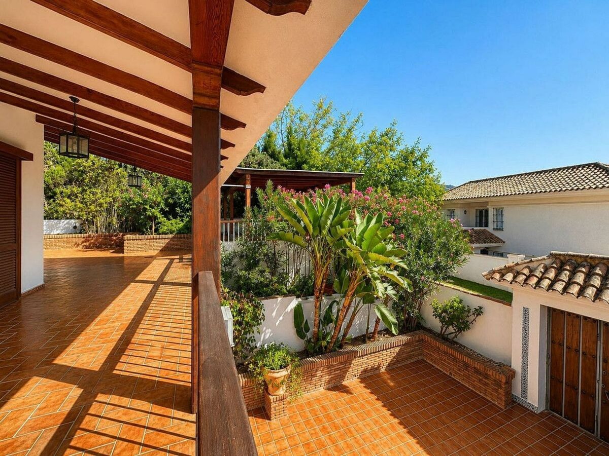 Single-level villa with pool to renovate in Rio Real, Marbella East