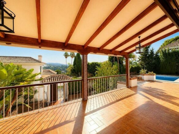 Single-level villa with pool to renovate in Rio Real, Marbella East
