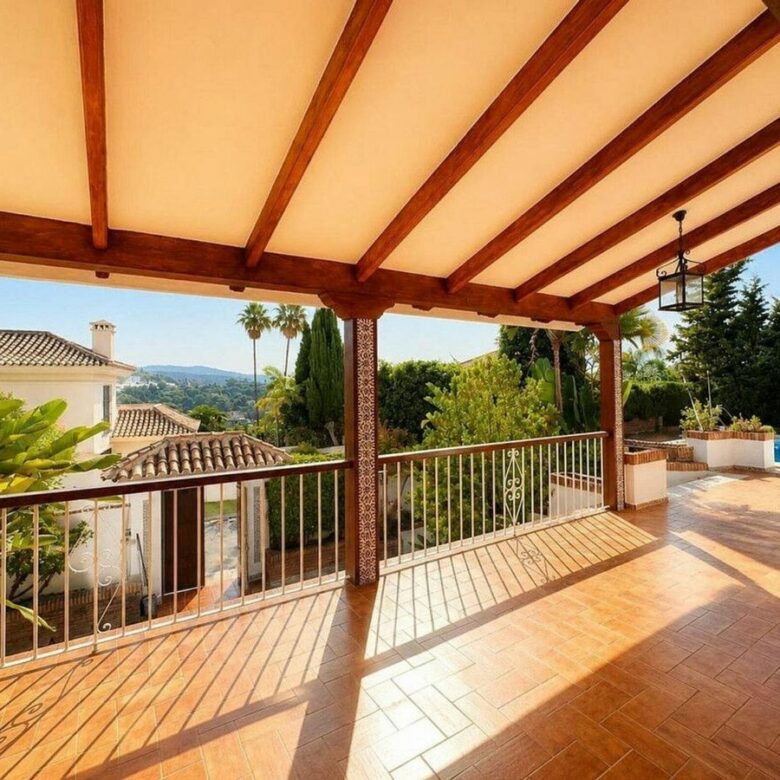 Single-level villa with pool to renovate in Rio Real, Marbella East
