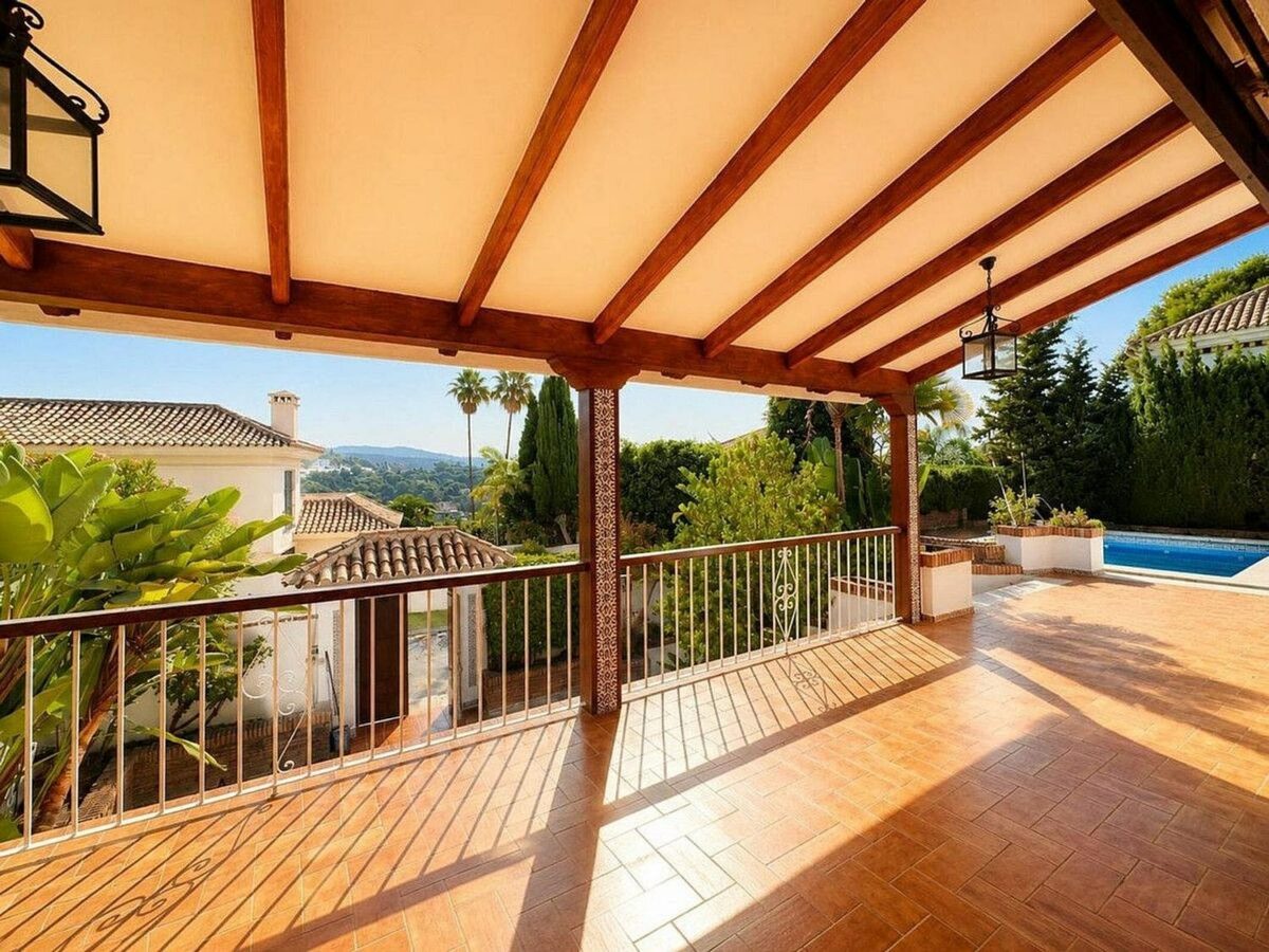 Single-level villa with pool to renovate in Rio Real, Marbella East