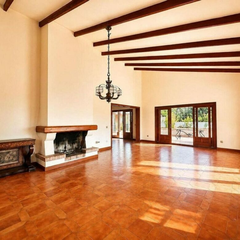 Single-level villa with pool to renovate in Rio Real, Marbella East