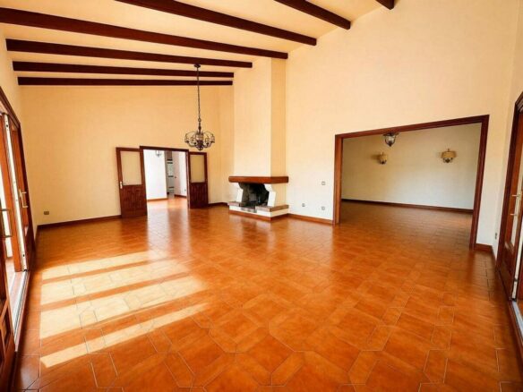 Single-level villa with pool to renovate in Rio Real, Marbella East