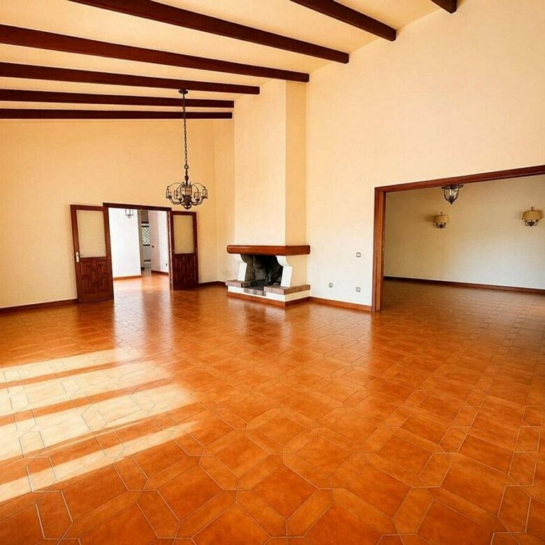 Single-level villa with pool to renovate in Rio Real, Marbella East