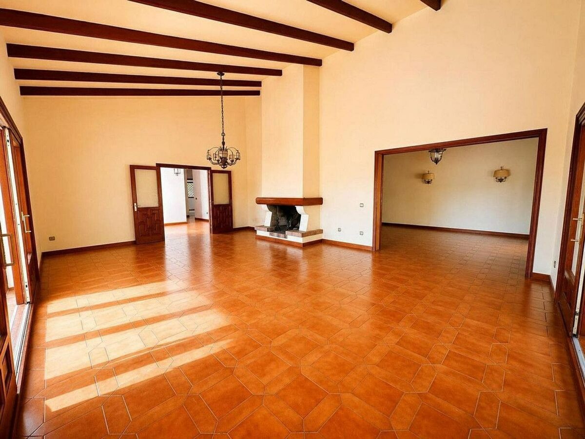 Single-level villa with pool to renovate in Rio Real, Marbella East