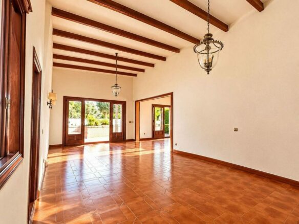 Single-level villa with pool to renovate in Rio Real, Marbella East