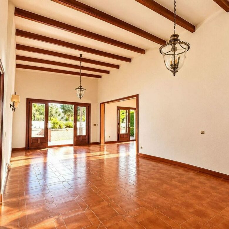 Single-level villa with pool to renovate in Rio Real, Marbella East