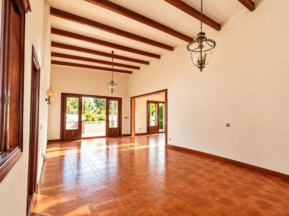 Single-level villa with pool to renovate in Rio Real, Marbella East