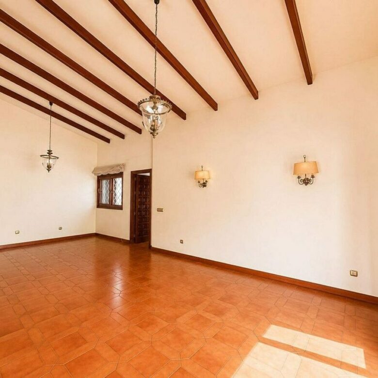 Single-level villa with pool to renovate in Rio Real, Marbella East