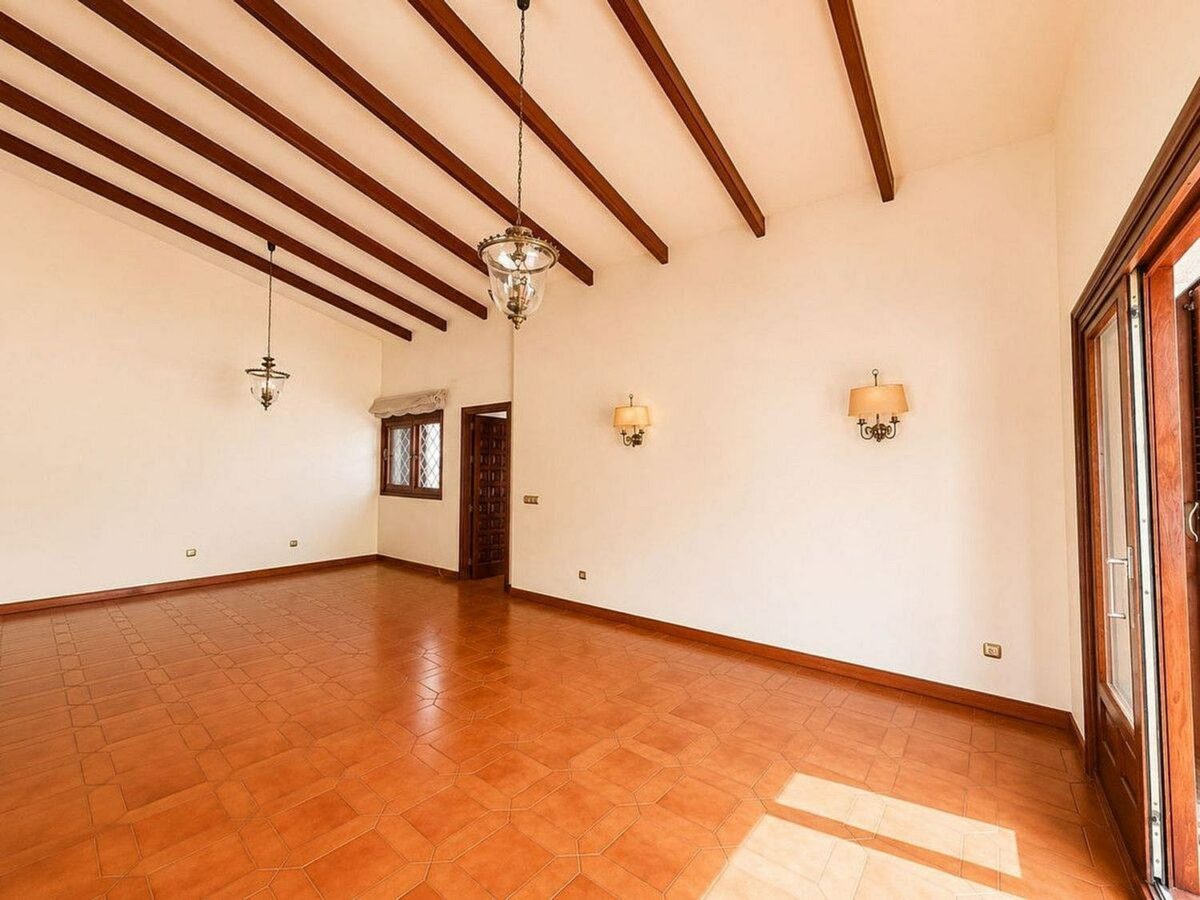 Single-level villa with pool to renovate in Rio Real, Marbella East