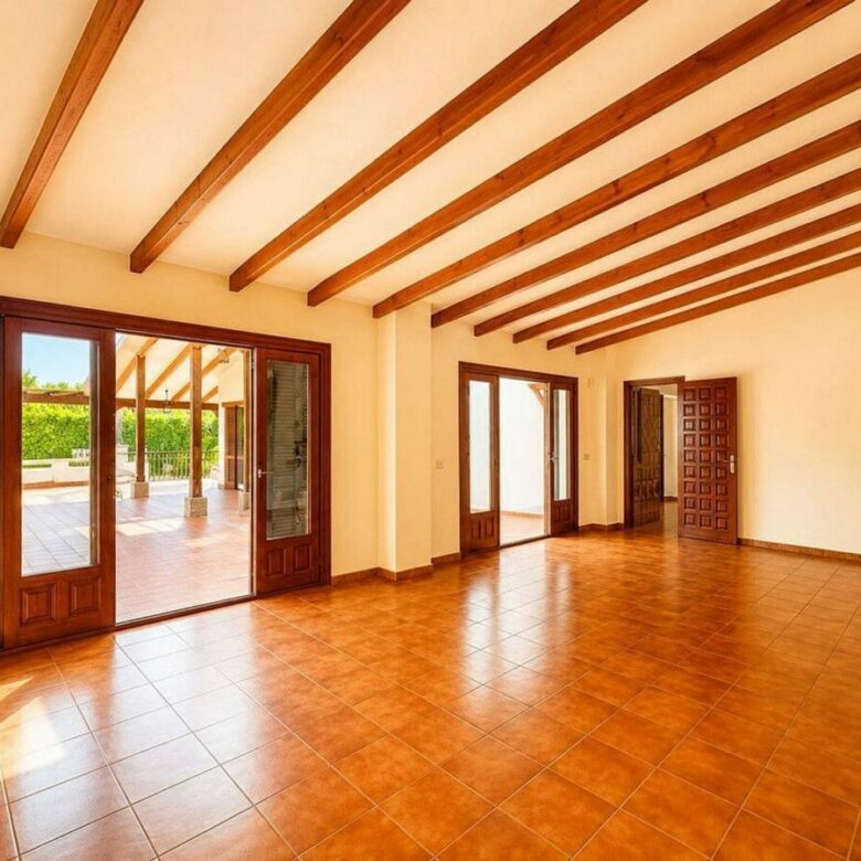 Single-level villa with pool to renovate in Rio Real, Marbella East