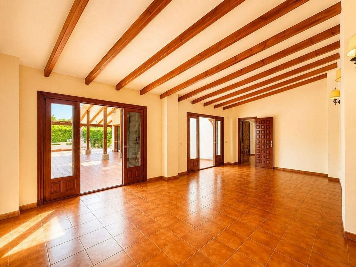 Single-level villa with pool to renovate in Rio Real, Marbella East