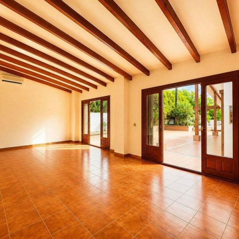 Single-level villa with pool to renovate in Rio Real, Marbella East