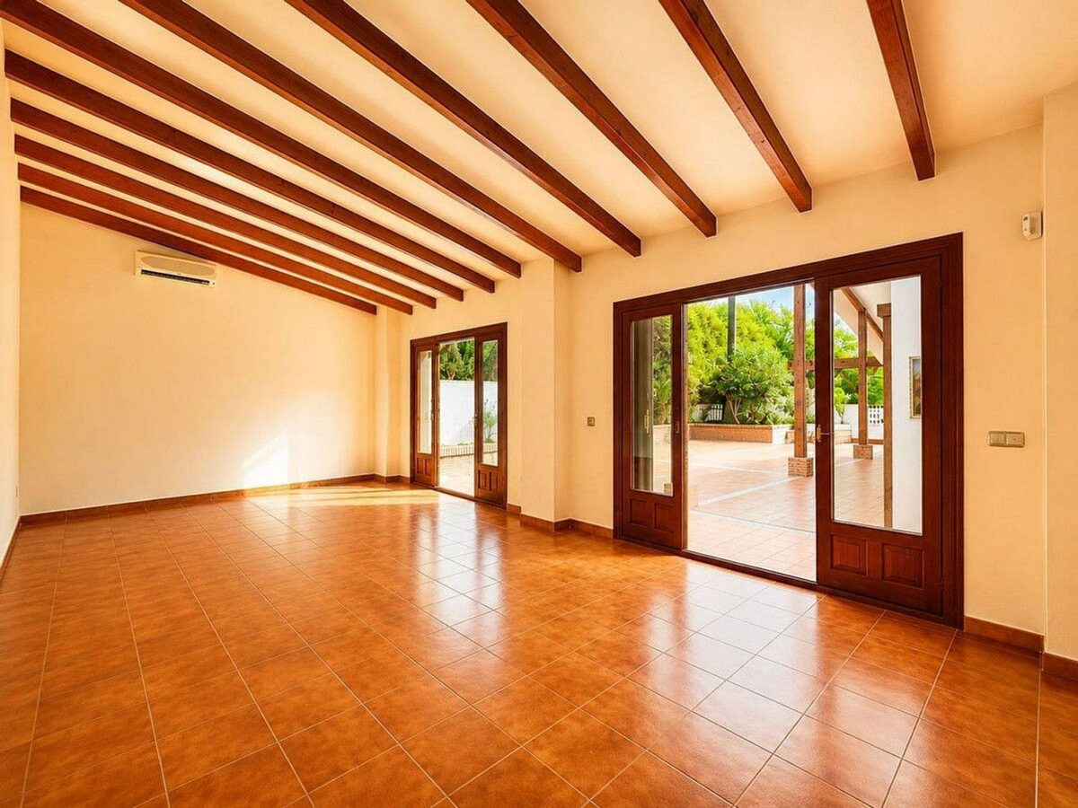 Single-level villa with pool to renovate in Rio Real, Marbella East