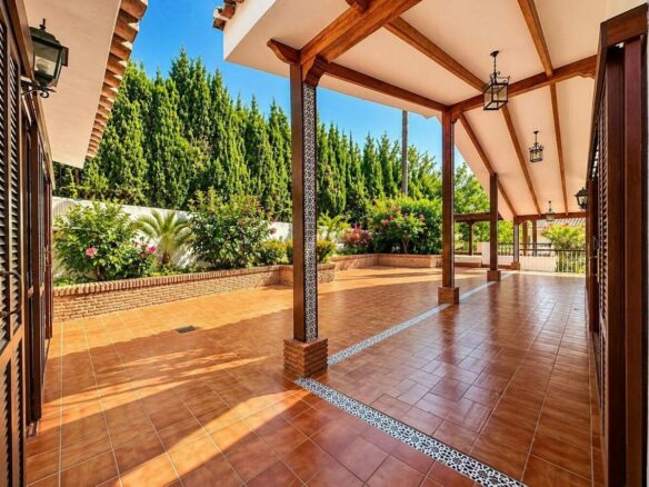 Single-level villa with pool to renovate in Rio Real, Marbella East